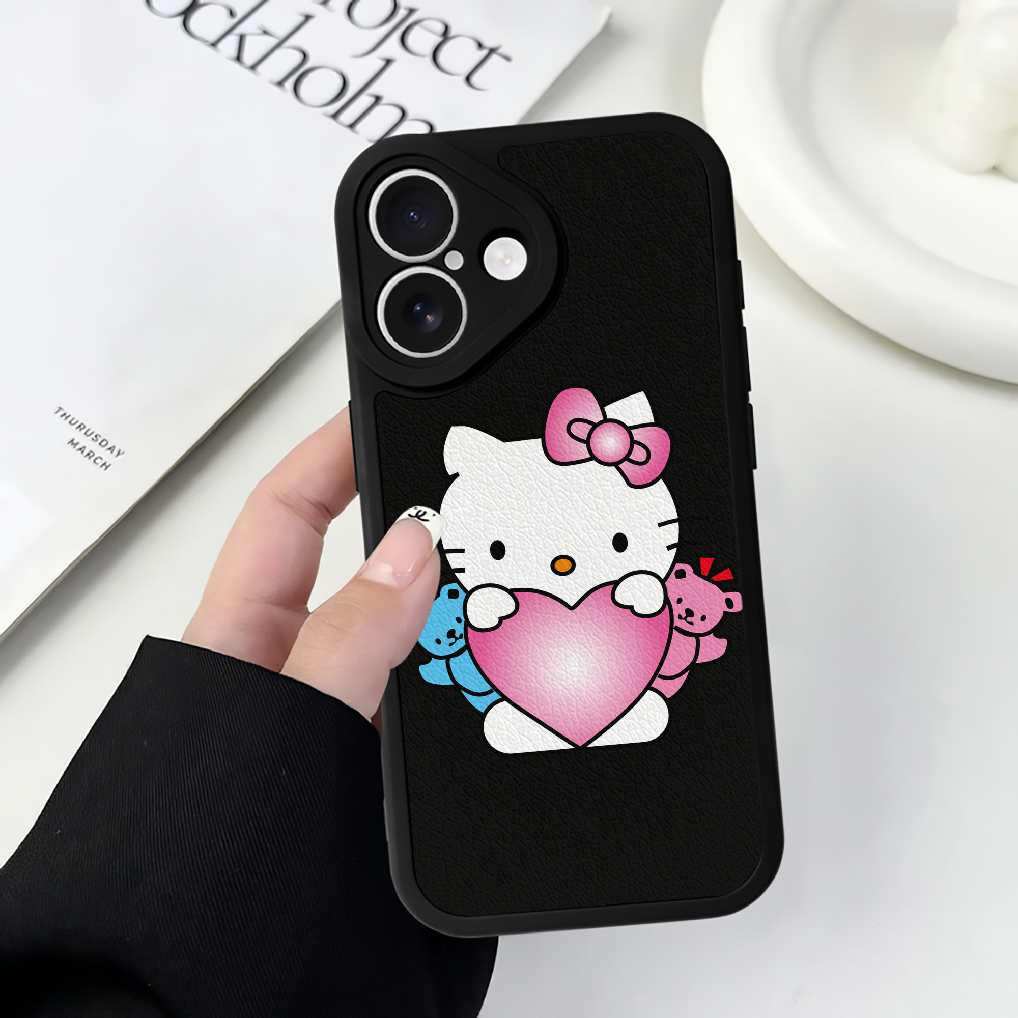 （画像用） Hello Kitty ハローキティ 【iPhone 16シリーズ対応】シリコンスマホケース（レザー調） 材質：シリコン